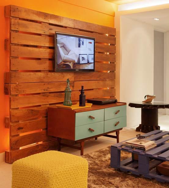 Dando um toque moderno com madeira, temos a decoração de sala com pallets. Simples e charmoso.