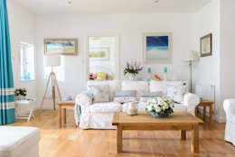 Living Room in Holiday Home: Salas de estar ecléticas por Dupere Interior Design 