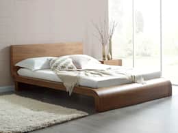 Roma Natural Walnut Bed: quarto moderno por Living It Up 