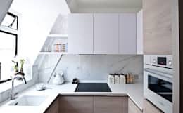 Cozinha compacta com telhas de mármore: cozinha moderna por Porcel-Thin 