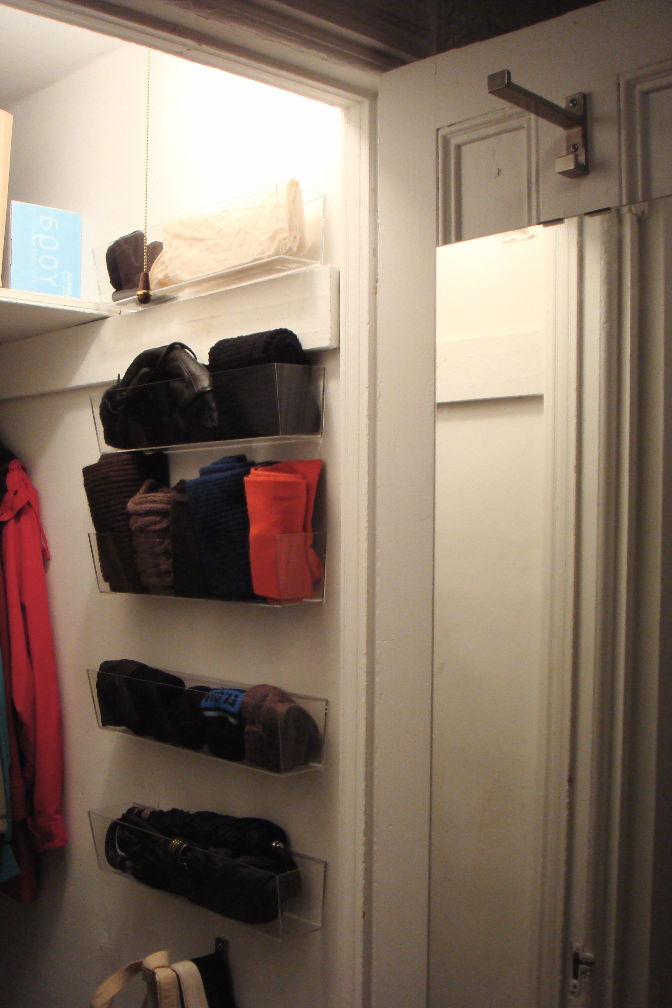 A foto do Nice Deep Narrow Coat Closet Solutions é um segmento de soluções Deep Narrow Closet 