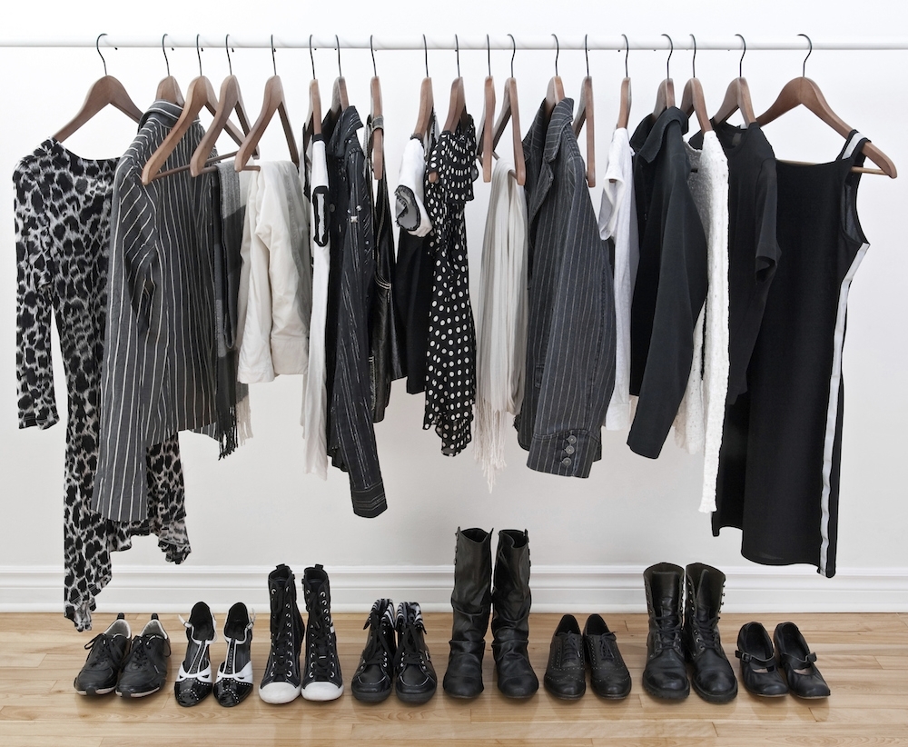 Surpreendente Como construir um guarda-roupa minimalista Thefashionspot foto é seção de minimalista Closet Ideas 