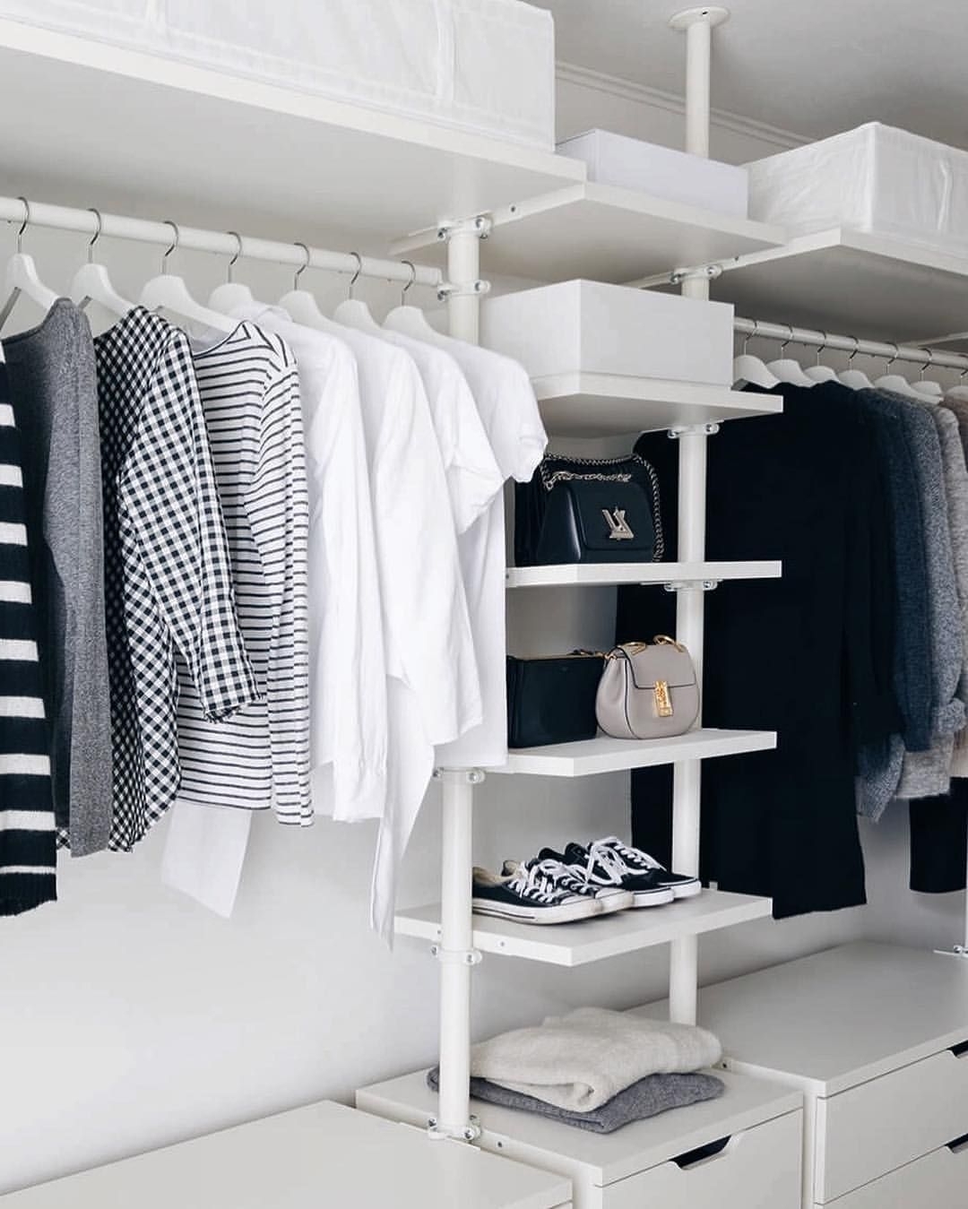 Atraente 10 idéias bonitas do armário aberto para a HOME sofisticada A imagem de Pinterest faz parte das idéias minimalistas do armário 