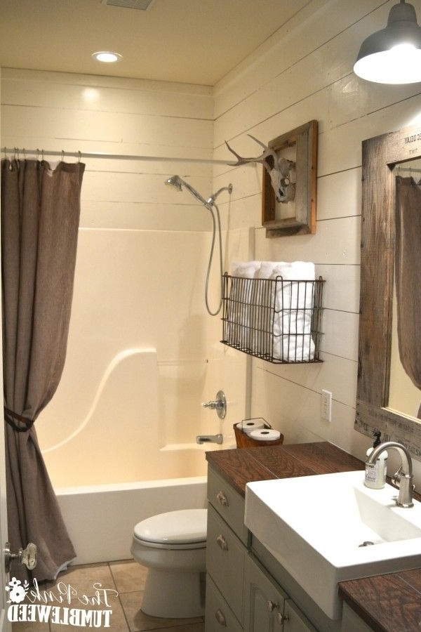 paredes de Shiplap de renovação do banheiro rústico inspiradoras e salvadas e pic é seção de decoração de banheiro manhoso 