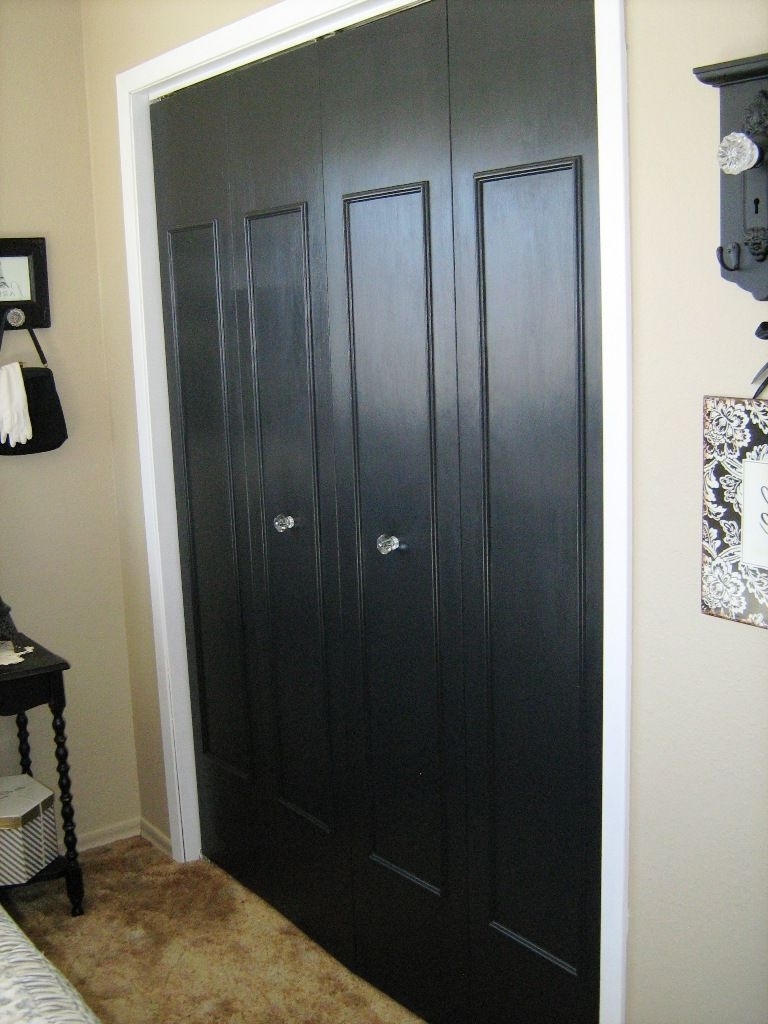 as portas atualizadas do armário da dobra do Bi atualizadas adicionam a pintura da guarnição e mudam a foto dos botões é parte de idéias da guarnição da porta do armário 